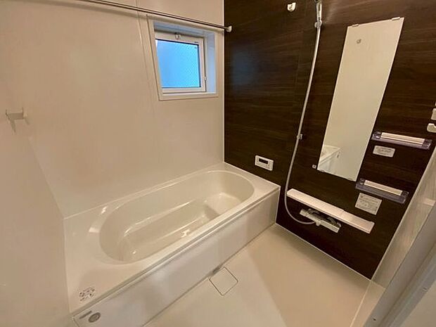 浴室乾燥機付き窓もついており換気もしっかり出来る♪