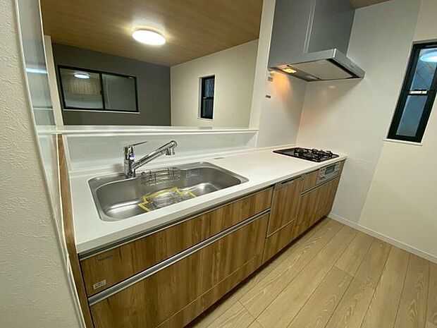 キッチンからリビングが見渡せるカウンターシステムキッチンご家族の様子も見れ安心顔を見ての会話も楽しみながら調理していただけます♪