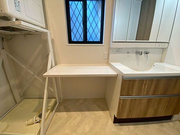 洗面台横に作業台もあり♪洗濯→乾燥→アイロン ここで完結できる♪