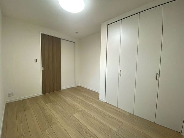 クローゼットつきの洋室でお部屋がスッキリ整う洋室使い勝手に優れております♪