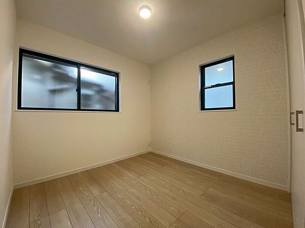 日の光が心地いい♪かわいいクロスでシンプルなデザインの洋室