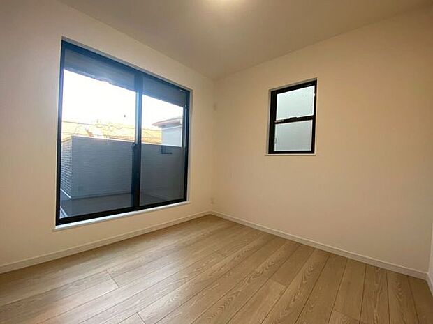 別角度よりバルコニーに面しており、明るい陽が入ります