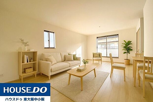 南向きバルコニーでリビングを明るく包む♪家族団らんのスペースはLDK約18.37帖リビングに収納もございますので掃除道具なども収納しておけます(家具はCGによるイメージとなります)