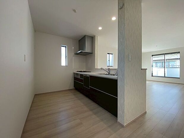 キッチンスペースはこんなに広いです!!家電を置いてもゆとりある空間ご家族並んでのお料理も出来る♪お子様の食育にももってこい