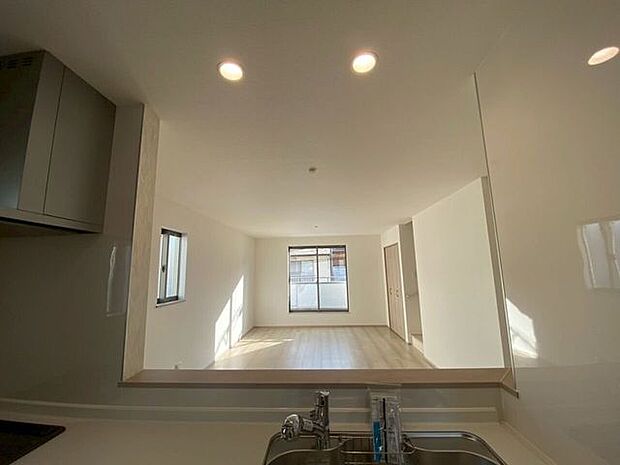 キッチンからはリビングが見渡せご家族の様子が見守れますまた顔を見ての会話も楽しんでいただけます♪