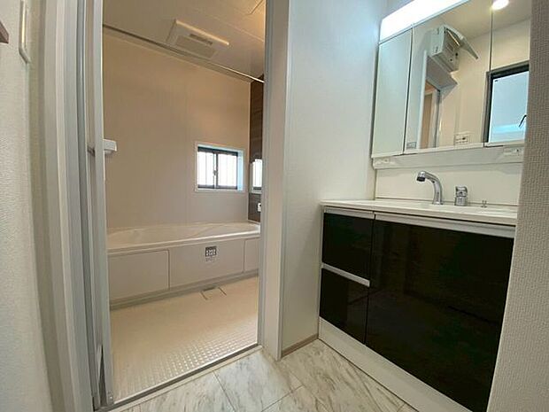 洗面スペース広め収納も豊富♪