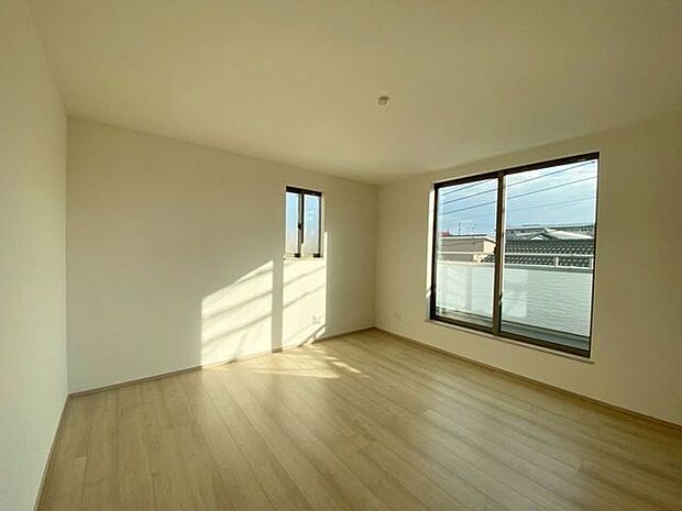 窓からたっぷり陽の入る洋室南向きバルコニーで陽当たり良好♪