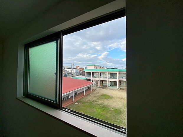 洋室の小窓換気できもちよく過ごせます♪