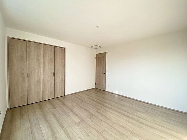 癖のないシンプルデザインの洋室♪家具のレイアウトもしやすい