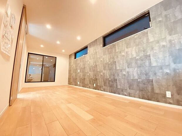 LDKは約15.25帖長方形で家具のレイアウトもしやすい♪ライトが明るく照らすシックでおしゃれなリビングで憩いのくつろぎを♪