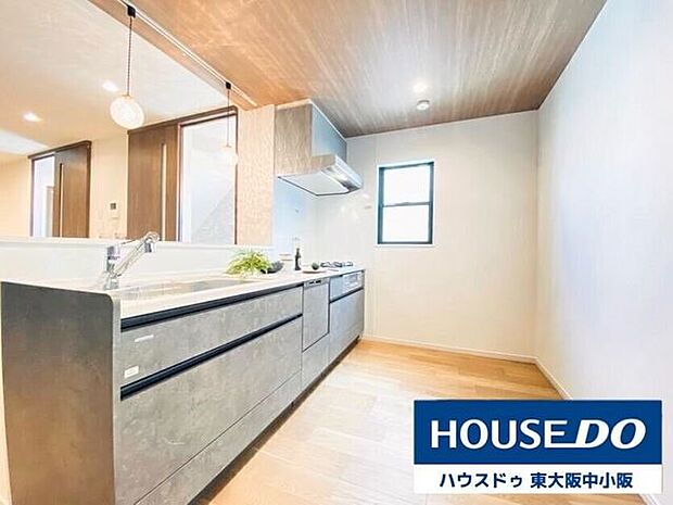 広々したキッチンでリビングを見渡せるので料理しながらご家族とお話しすることができます♪