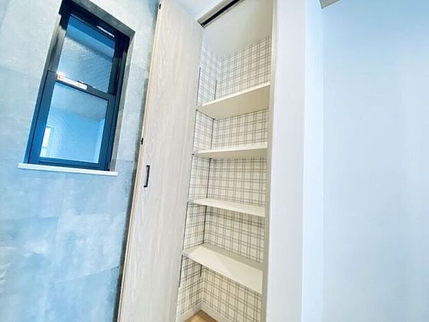 リビングにある収納スペース掃除用品などを隠して収納できる♪リビングスペースをすっきり見せれます