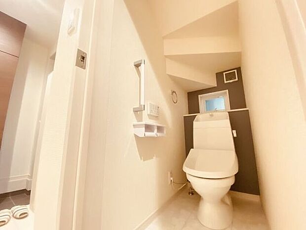 白を基調とした清潔感のあるトイレこちらは1階のトイレです♪