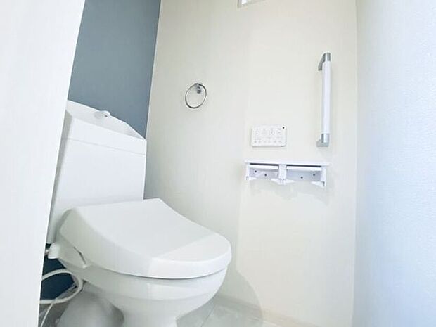 2階のトイレです♪優しい手すり付き!