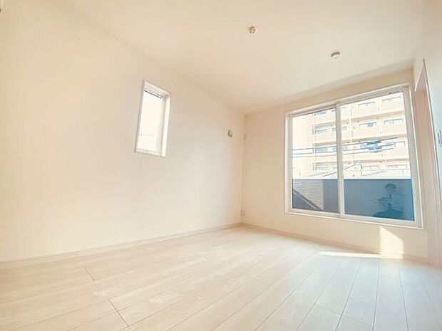 南向きバルコニーのある洋室