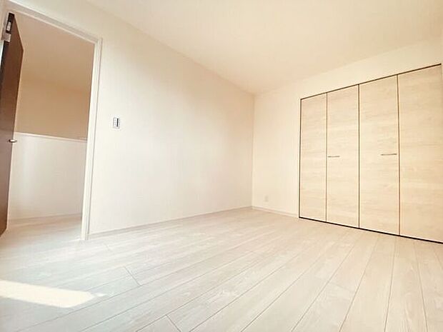 広めの収納がついた洋室です♪たっぷり収納できるスペースがあるのは嬉しいですね!
