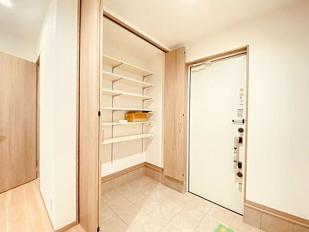 玄関凄く広いです!お買い物をたくさんしても玄関スペースが広いと助かりますね♪