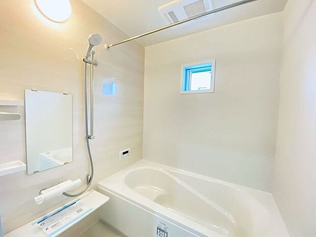 浴室乾燥機付き小窓もついており換気もバッチリ日々の疲れはここで癒す♪