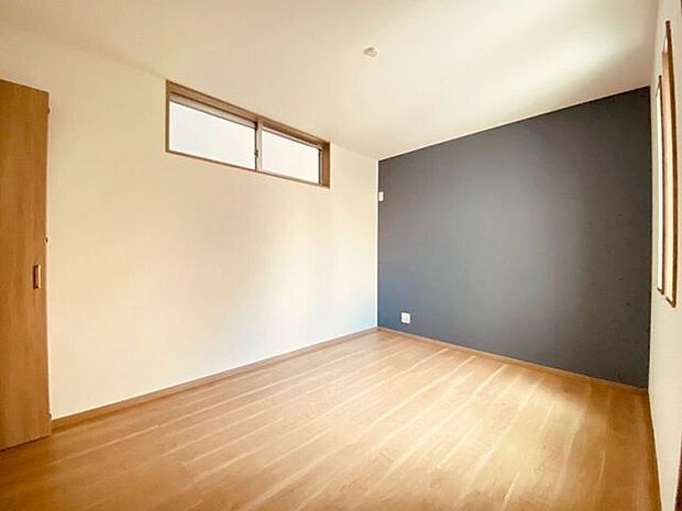 シンプルで温かみのある洋室　別角度より