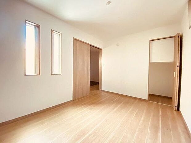 シンプルで温かみのある洋室