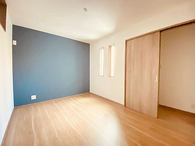 シンプルで温かみのある洋室