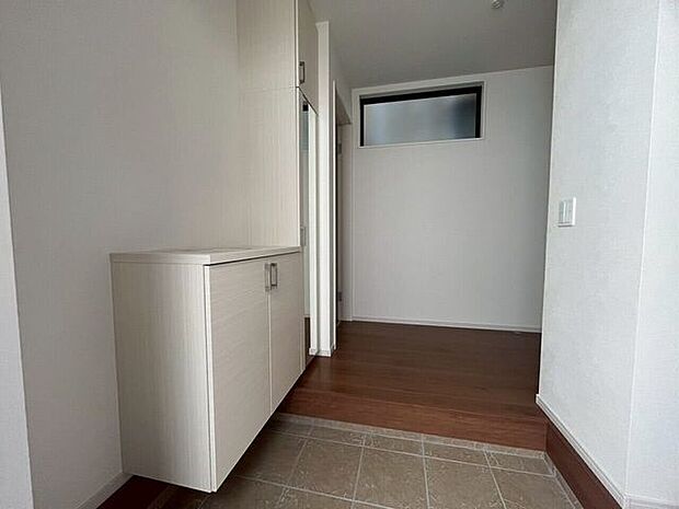 広々玄関!右側にSICあります!趣味ものやお子様の荷物も置けちゃいます♪