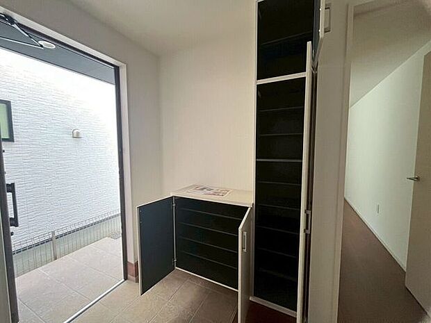 広々玄関!右側にSICあります!趣味ものやお子様の荷物も置けちゃいます♪シューズボックスもたっぷり収納できる!