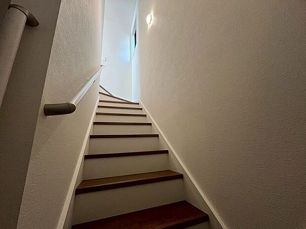 階段 広め+手すり付きで嬉しい