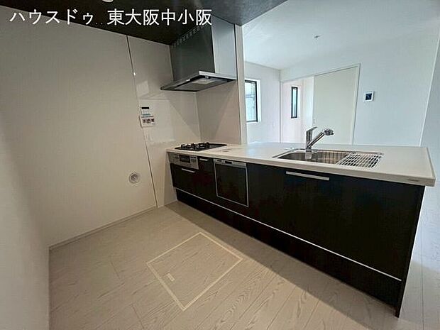 リビングの見渡せるフラットなキッチン食洗器付きで毎日の家事のサポートに♪