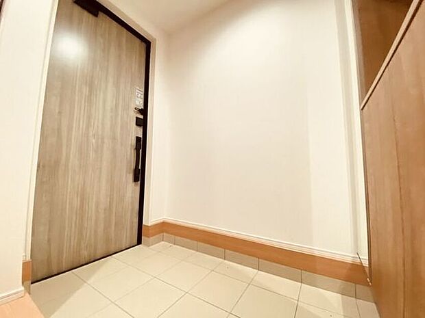 広々玄関で嬉しい!ベビーカー等置いてもスペース余裕