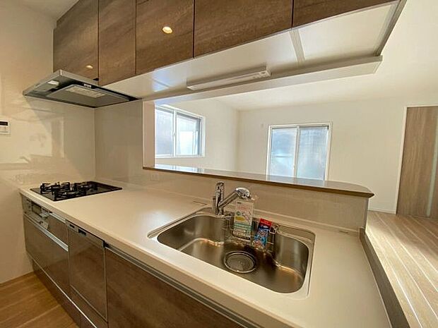 カウンターシステムキッチン広いシンクに3口コンロ食洗器付きで家事ラク♪