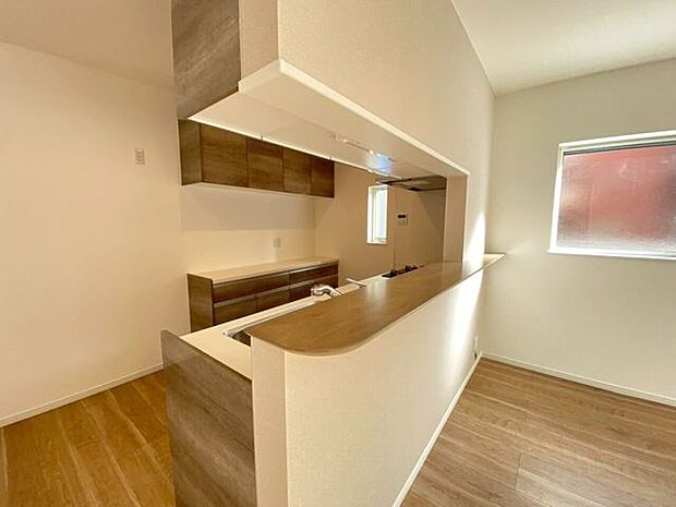 キッチンからリビングを見渡せご家族の様子も見れます♪顔を見て話せるので安心ですね♪