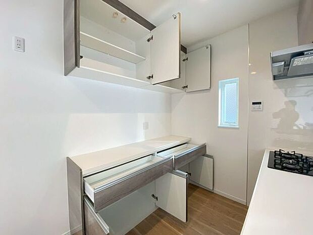 キッチン横のカップボードも収納たっぷり