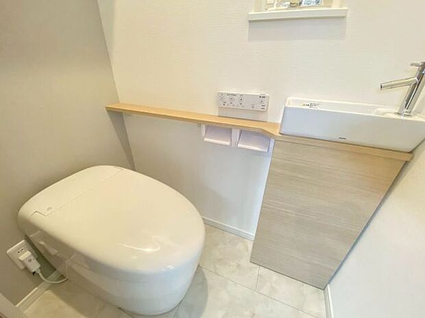 センサー付きタンクレストイレ手洗いもついております♪