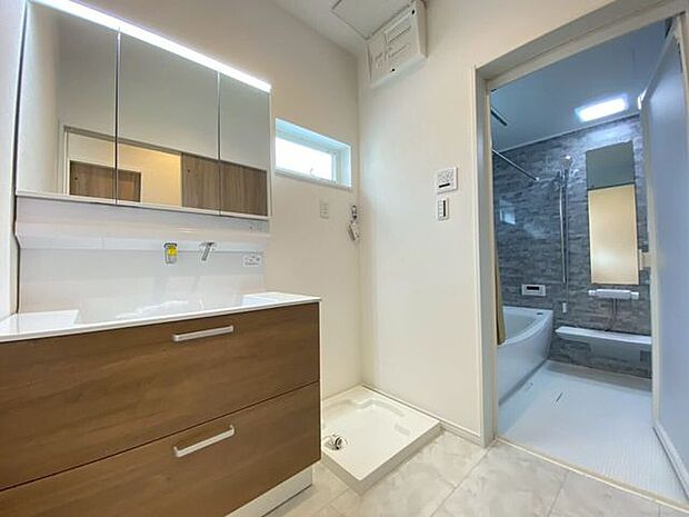 洗面スペース洗面台も収納たっぷり朝の身支度ご家族並んでお使いいただけますね♪