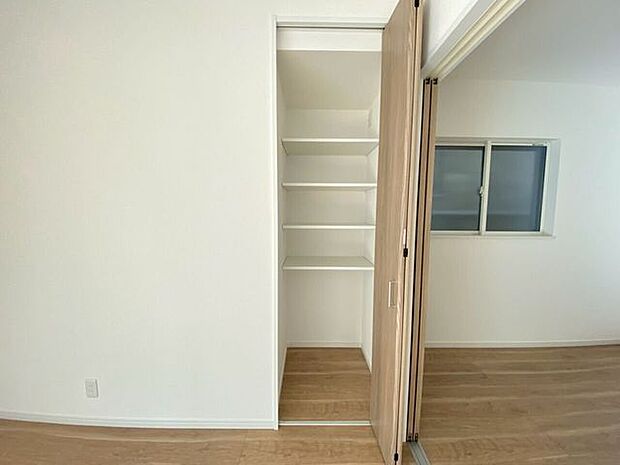 リビングにある収納あると嬉しい!お掃除ロボットの収納にも使える他のお掃除道具や日用品のストックもしまって置ける♪