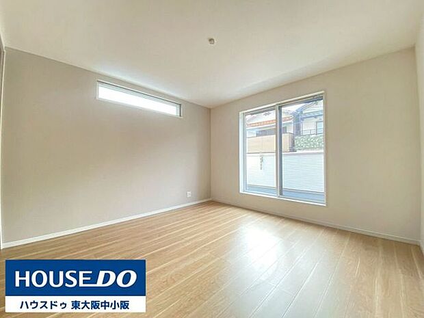 陽の光が心地いい洋室♪癖のないシンプルなデザインで家具のレイアウトもしやすい