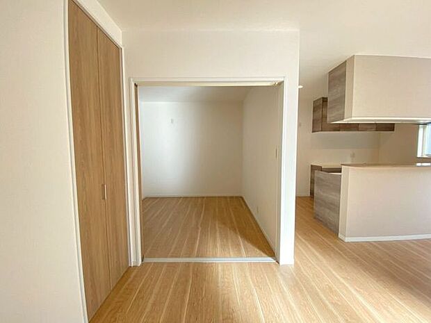 リビング横の洋室キッズスペースや趣味の部屋にいかがでしょうか?