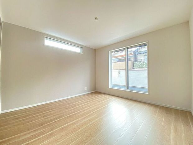 陽の光が心地いい洋室