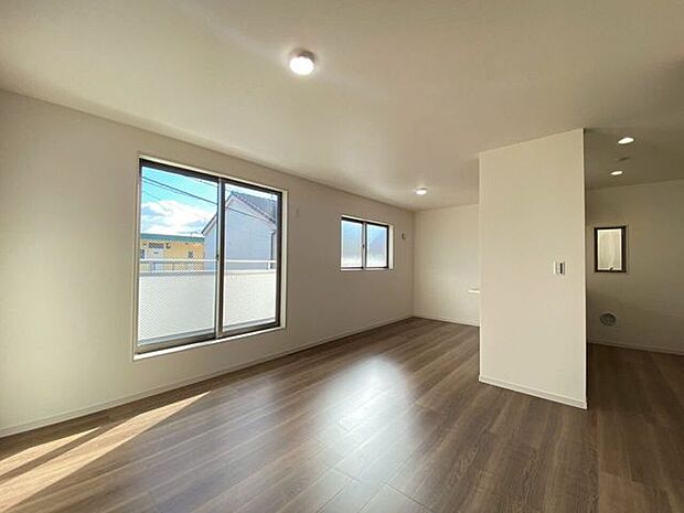 あたたかな光を感じる心地よい16帖LDK♪家族が自然と集まるゆとりの空間