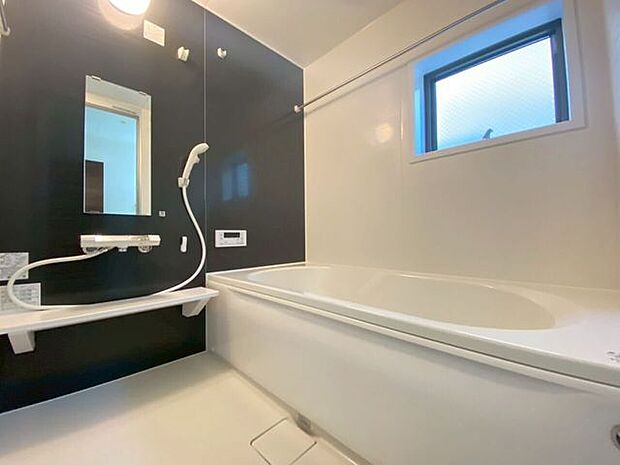 足を伸ばしてくつろげるやすらぎのバスタイムをお過ごしください♪浴室乾燥機つきでございます