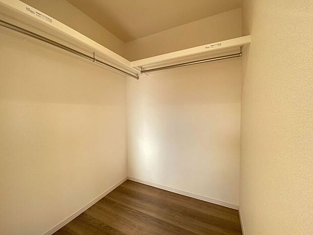 ウォークインクローゼット洋服をたっぷり収納できます♪姿見をおいて、ここでファッションチェック☆♪