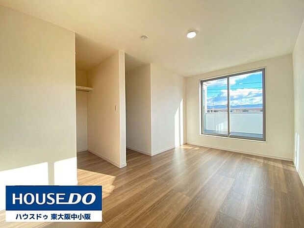 バルコニーに面しており、陽が当たるポカポカな洋室♪WICもあり服もたくさんしまえお部屋はすっきりと見せられます♪