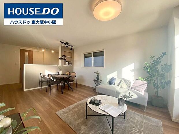 南向きで陽の光が心地いいLDK♪約16帖ございますのでひろびろと過ごせます