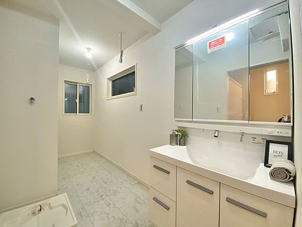 洗面スペースです洗濯物をここで干していただけます♪