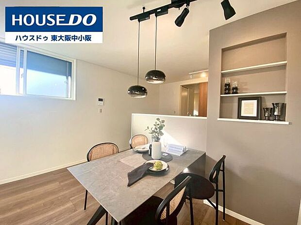 おしゃれなクロス・ライトで食事の気分も上がりそうなダイニングスペース