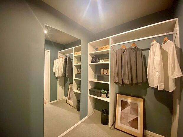 洗面スペースのすぐ隣に衣装部屋朝の準備もパパっと♪大きな鏡もあるので最終のビジュ確認して出かけられます