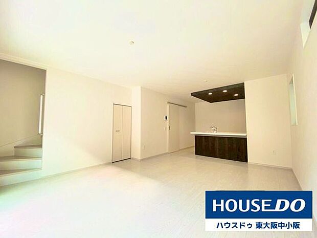 LDKは16.9帖の広々大空間♪自然と家族が顔を合わせる、リビング階段で日々のコミュニケーションが生まれるあたたかい間取りです