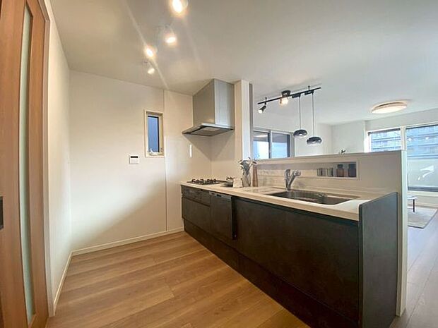 カウンターシステムキッチンご家族並んでお料理も作れる広々としたキッチンスペースです