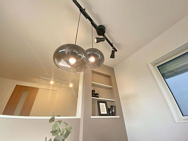 ダイニングスペースをおしゃれに彩るかっこいいライトクロスと相まっておしゃれな空間